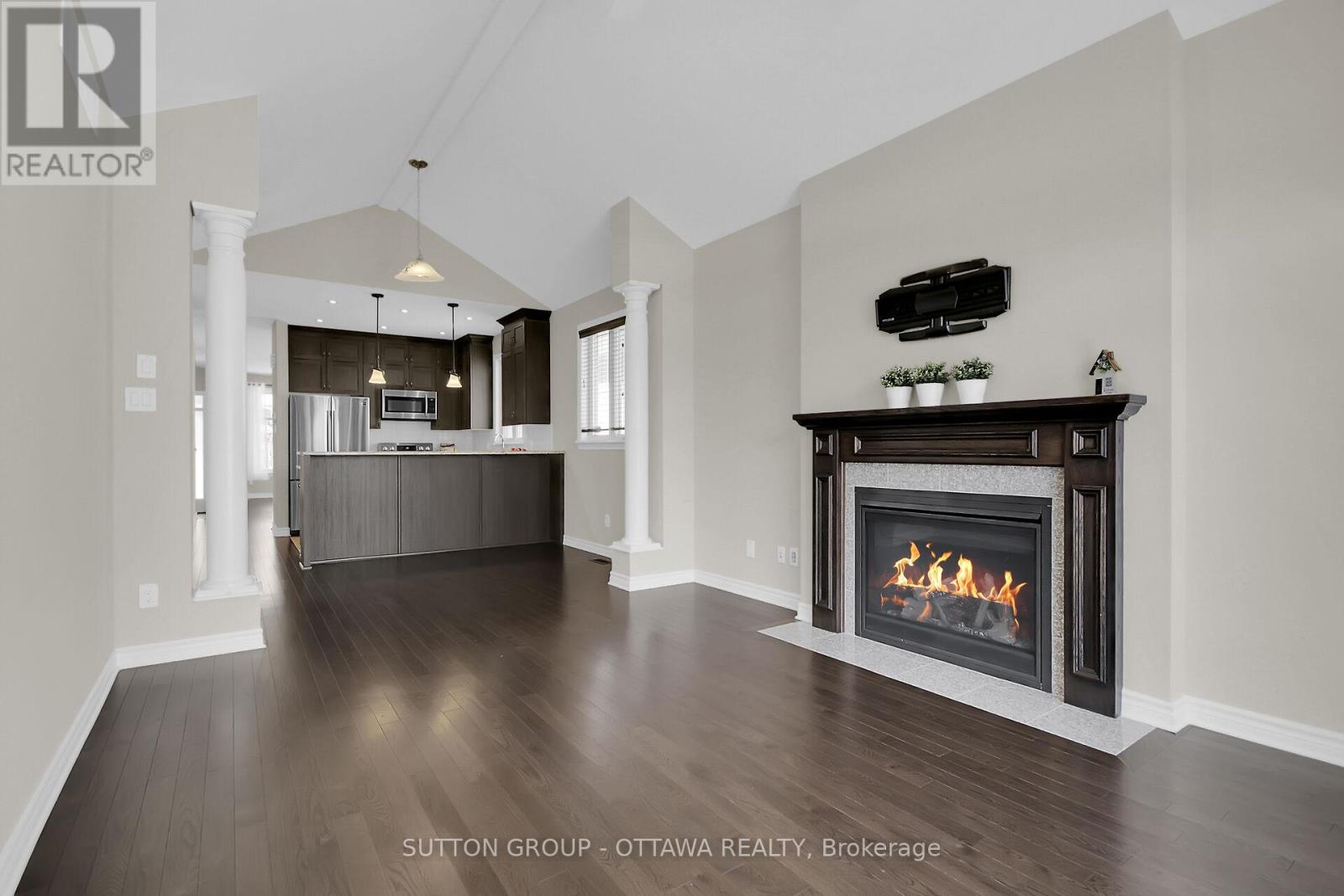Photo 8 of 809 Carnelian Crescent, Ottawa ON