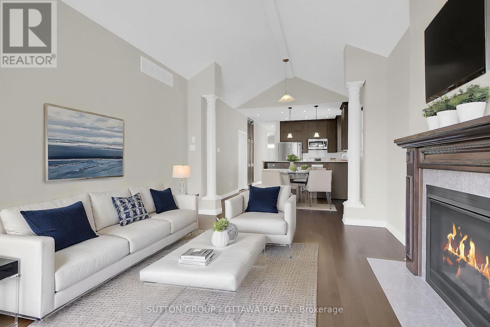 Photo 3 of 809 Carnelian Crescent, Ottawa ON