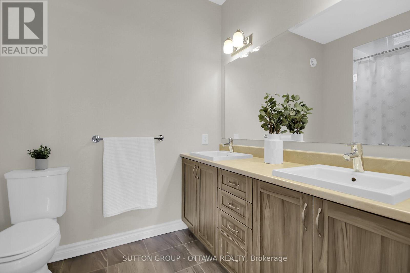 Photo 10 of 809 Carnelian Crescent, Ottawa ON