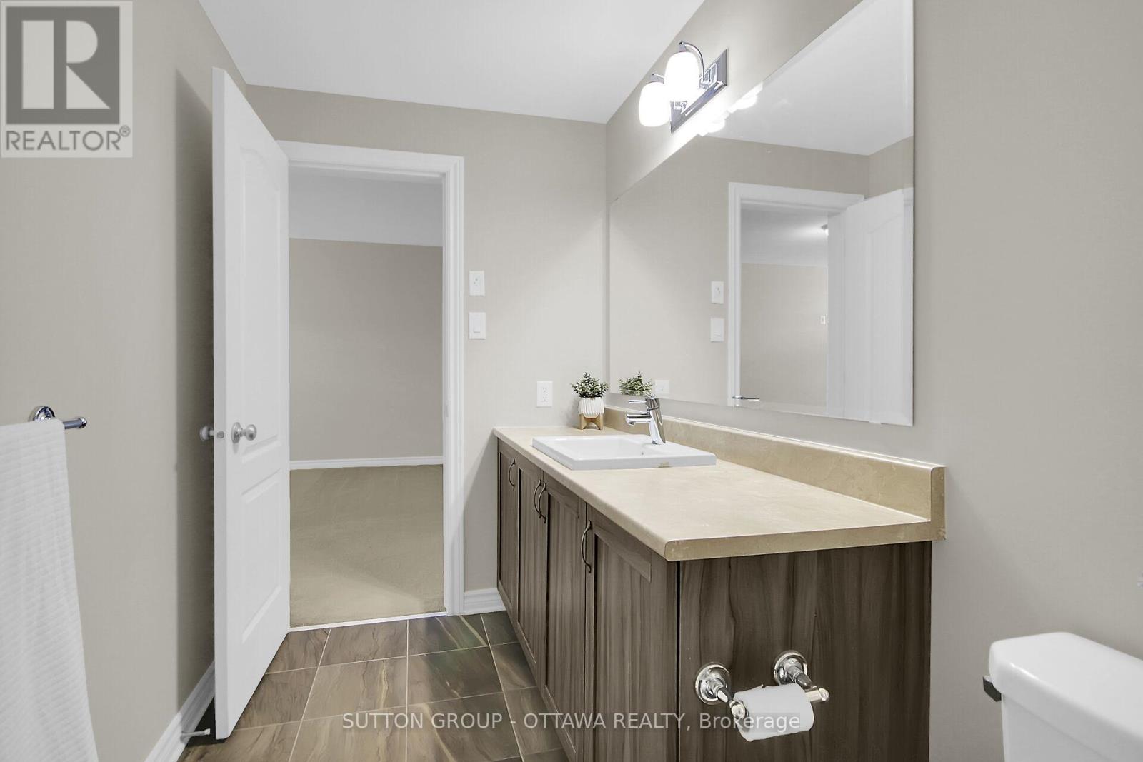 Photo 5 of 809 Carnelian Crescent, Ottawa ON