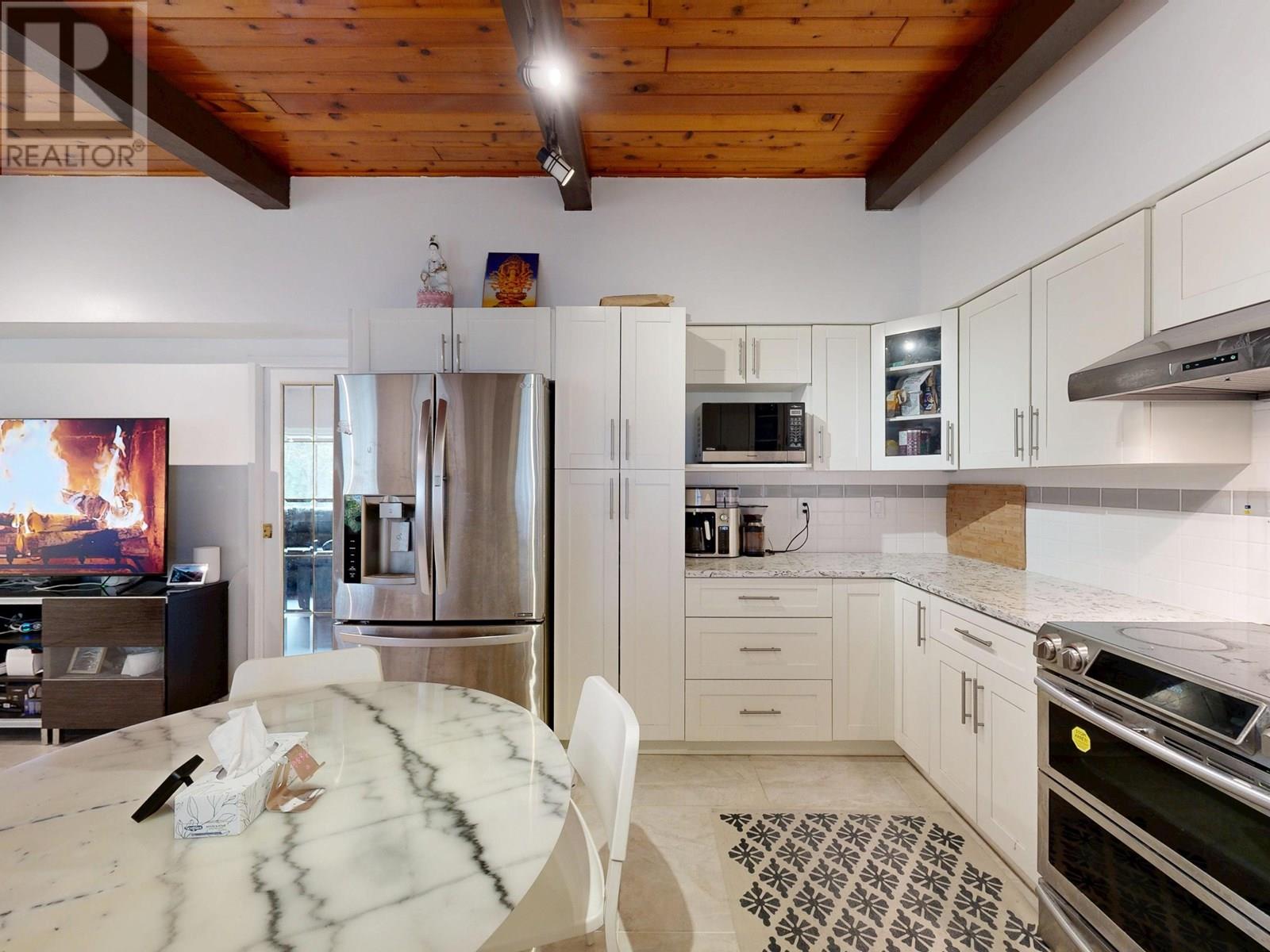 Photo 11 of 39 Mott Crescent, New Westminster BC