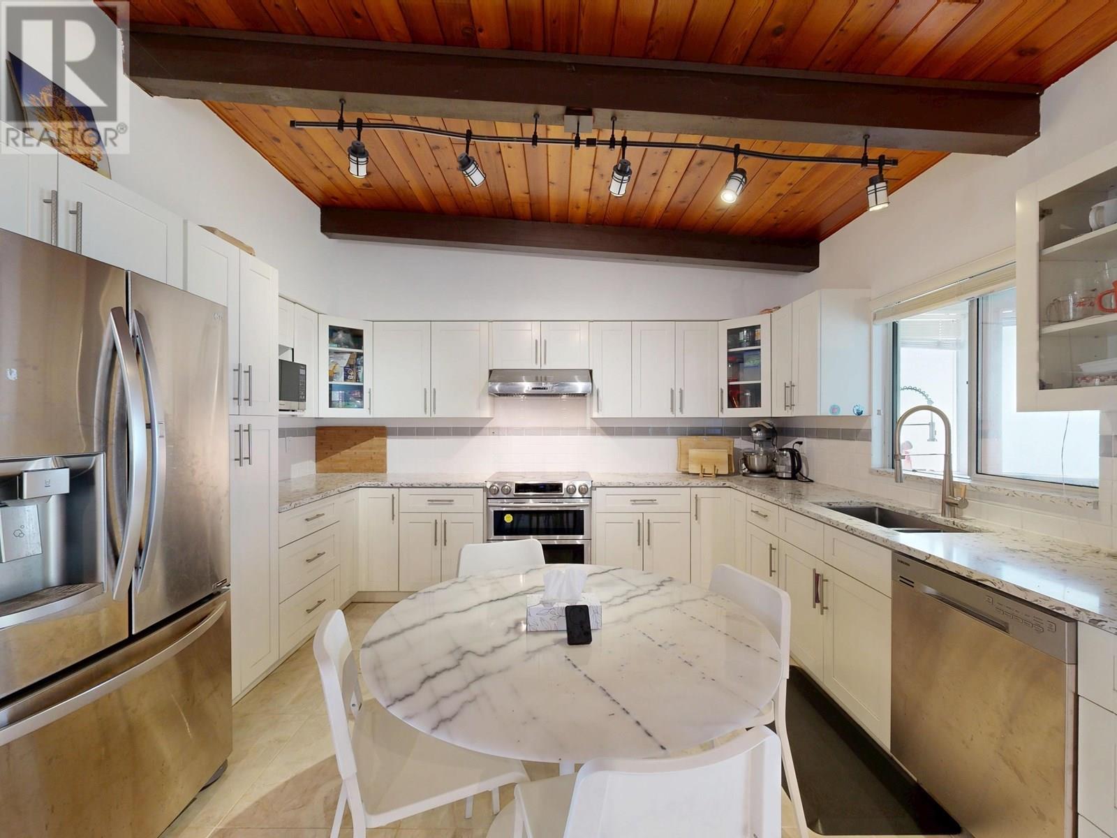 Photo 14 of 39 Mott Crescent, New Westminster BC