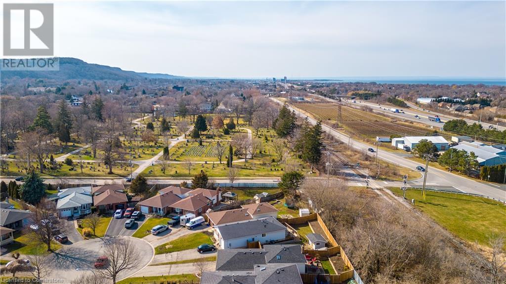 Photo 38 of 84 Sandra Crescent, Grimsby ON