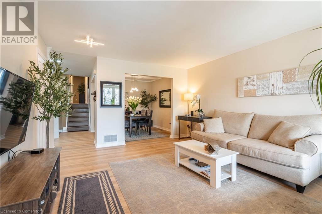 Photo 4 of 84 Sandra Crescent, Grimsby ON