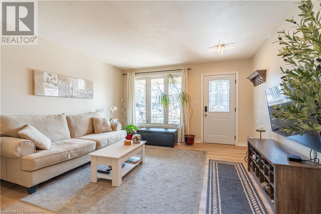 Photo 5 of 84 Sandra Crescent, Grimsby ON