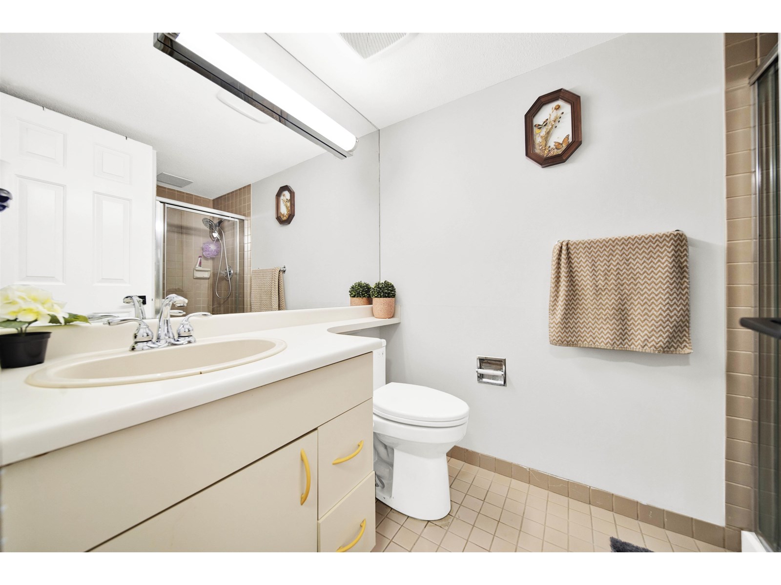 Photo 11 of 209 1830 E Southmere Crescent, Surrey BC
