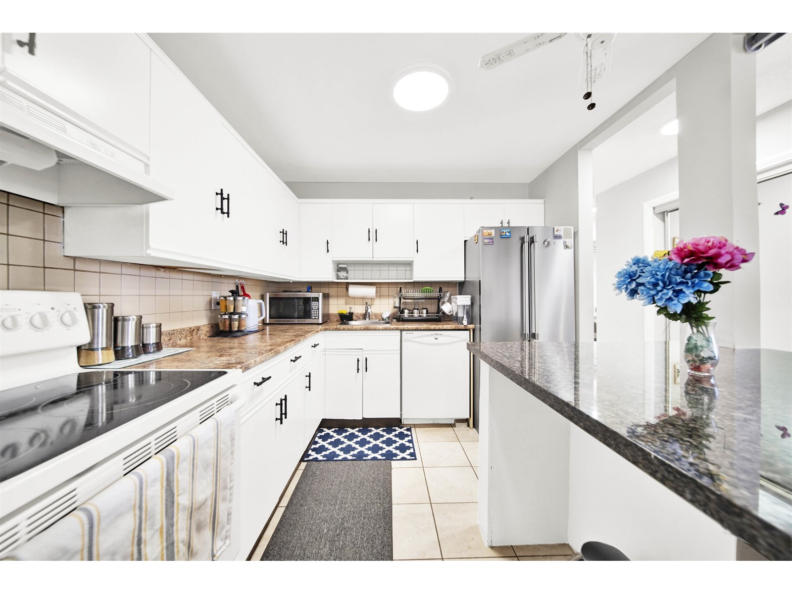Photo 4 of 209 1830 E Southmere Crescent, Surrey BC