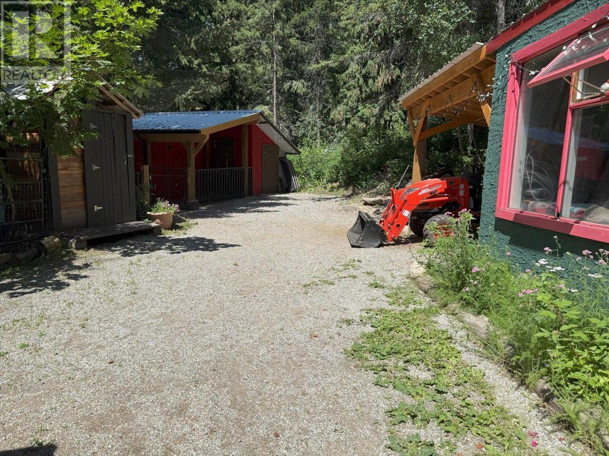 Photo 4 of 8280 Rogers Road, Vernon BC