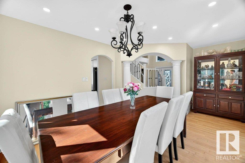 Photo 11 of 690 Henderson St Nw, Edmonton AB