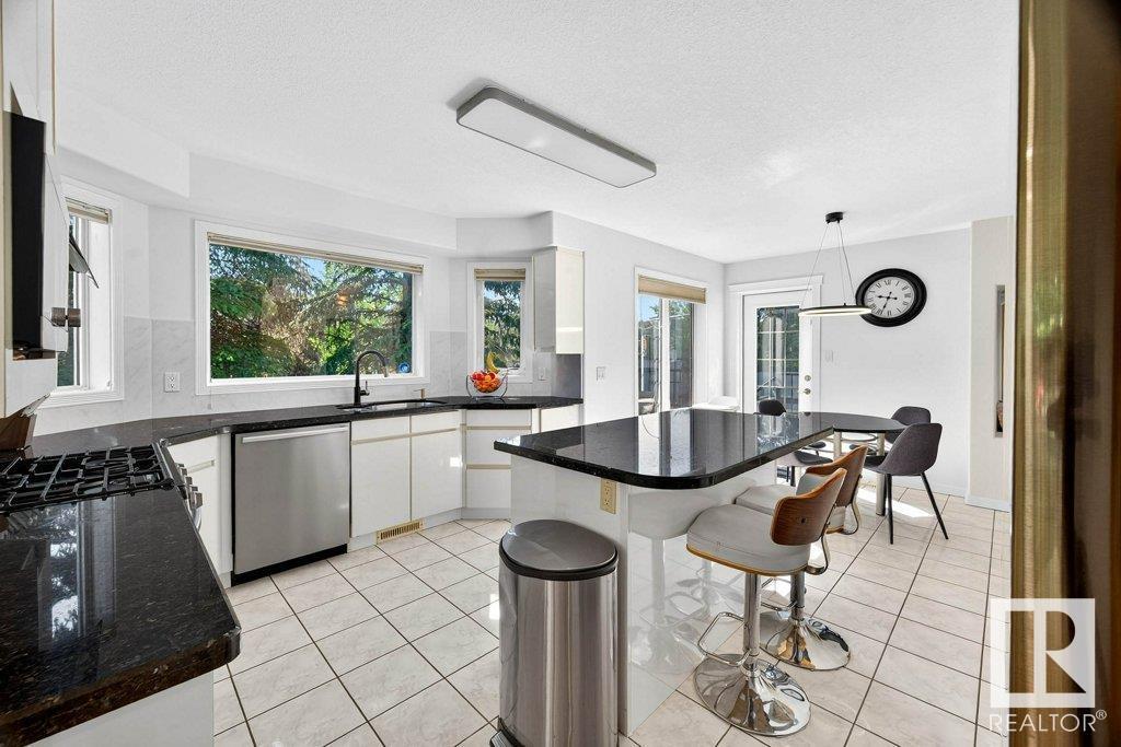 Photo 12 of 690 Henderson St Nw, Edmonton AB