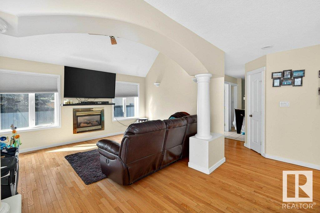 Photo 19 of 690 Henderson St Nw, Edmonton AB