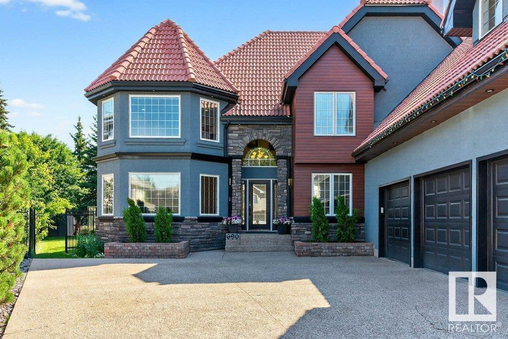 Photo 2 of 690 Henderson St Nw, Edmonton AB