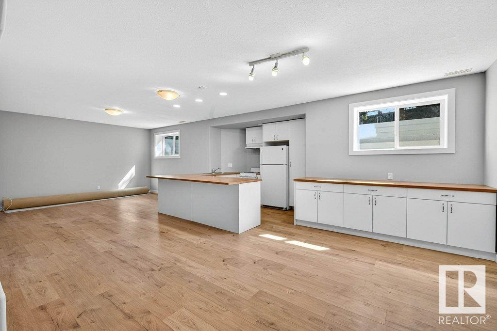 Photo 47 of 690 Henderson St Nw, Edmonton AB