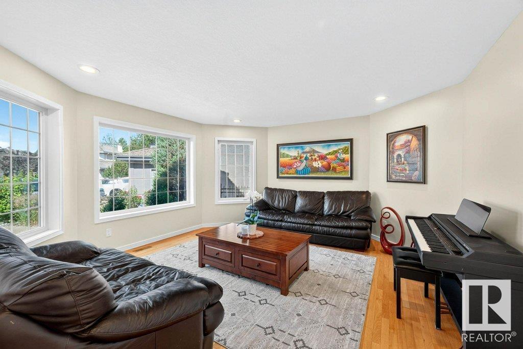Photo 7 of 690 Henderson St Nw, Edmonton AB