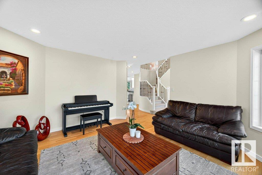 Photo 8 of 690 Henderson St Nw, Edmonton AB