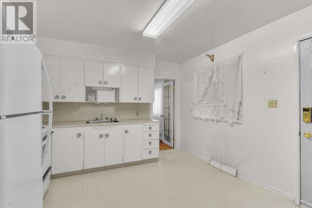 Photo 9 of 2619 37 Street Sw, Calgary AB