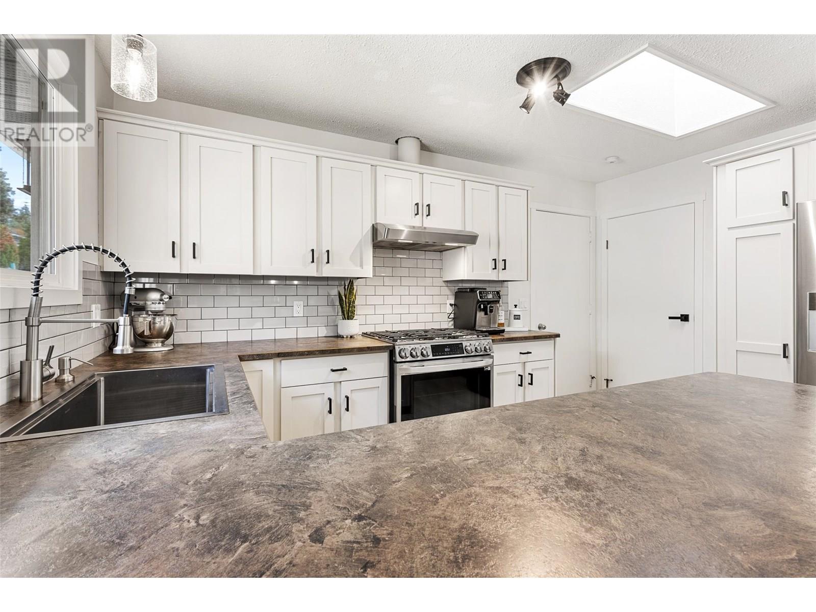  4239 4th Avenue, Peachland