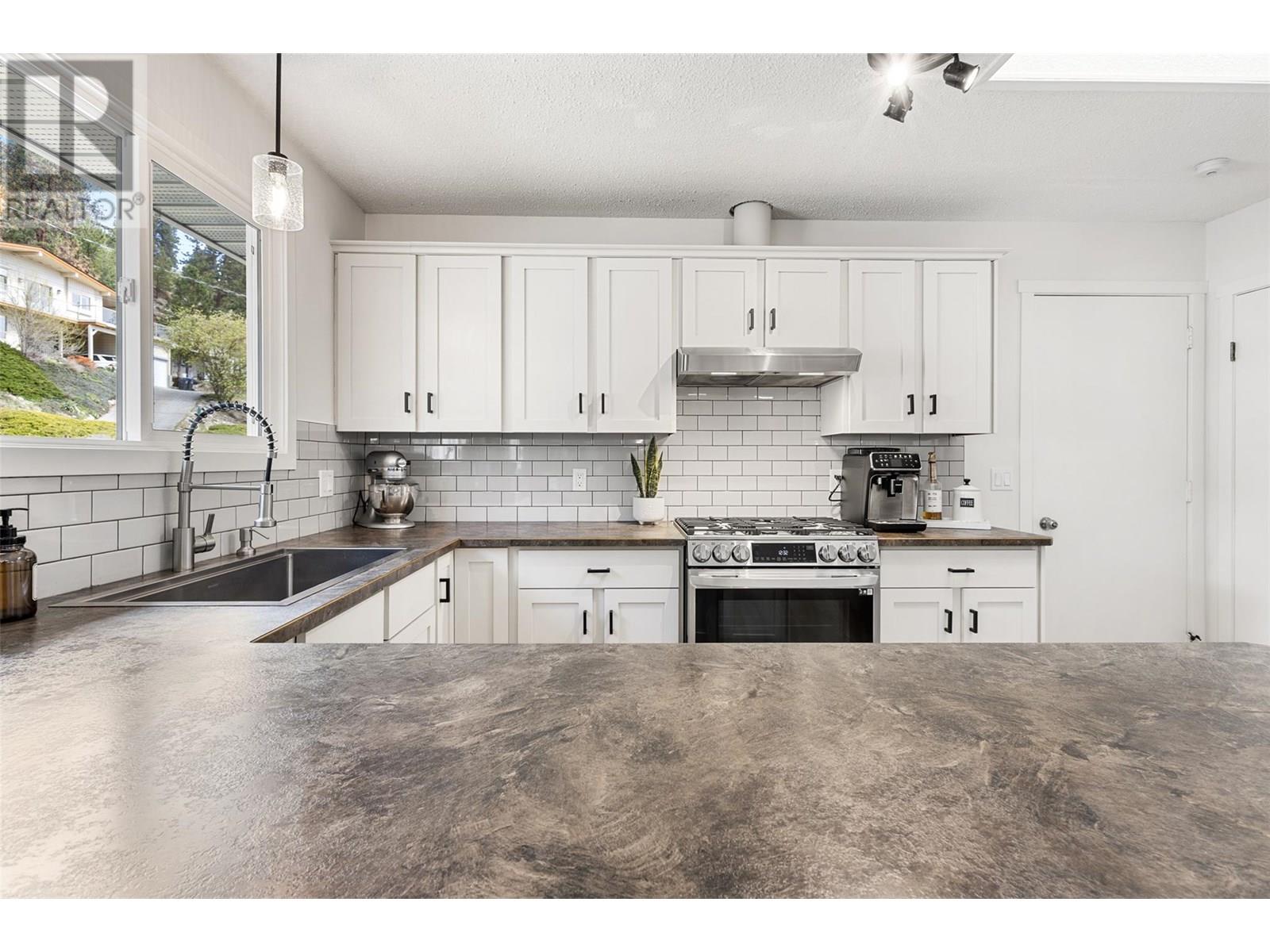  4239 4th Avenue, Peachland