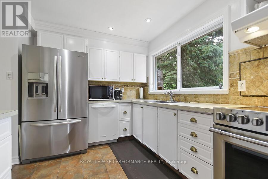 Photo 12 of 141 Abbotsford Road, Ottawa ON