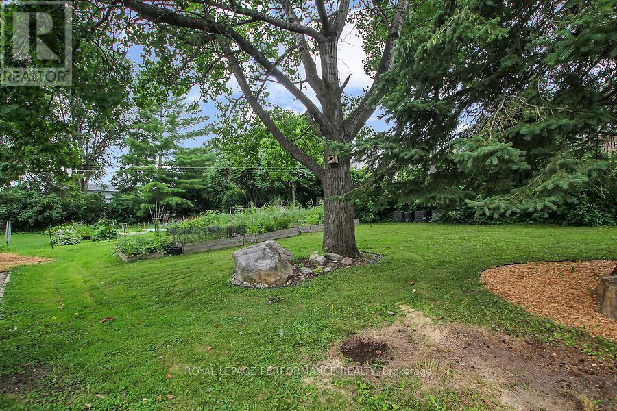 Photo 37 of 141 Abbotsford Road, Ottawa ON
