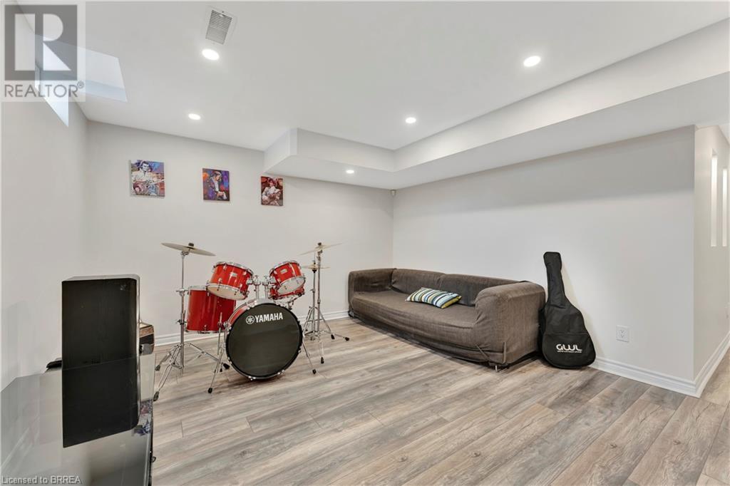 Photo 23 of 241 Thomas Avenue, Brantford ON