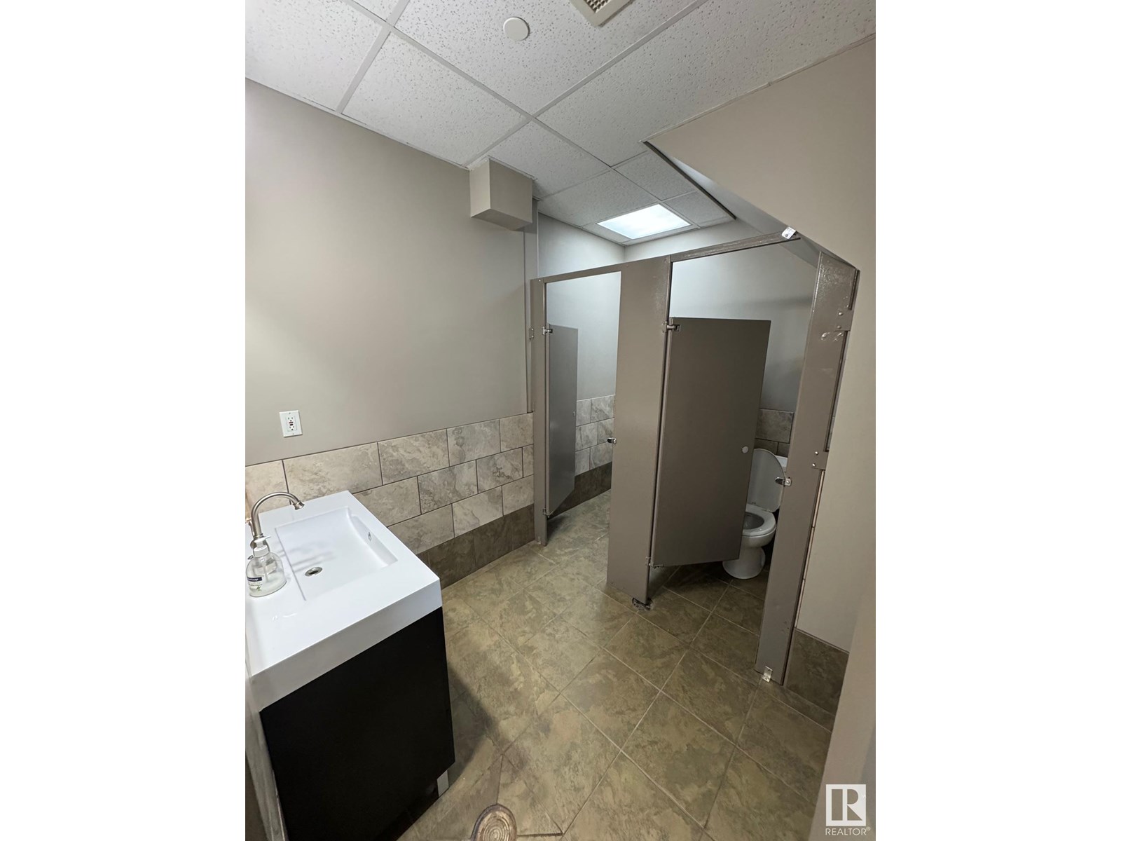 Photo 16 of 4929 74 Av Nw, Edmonton AB