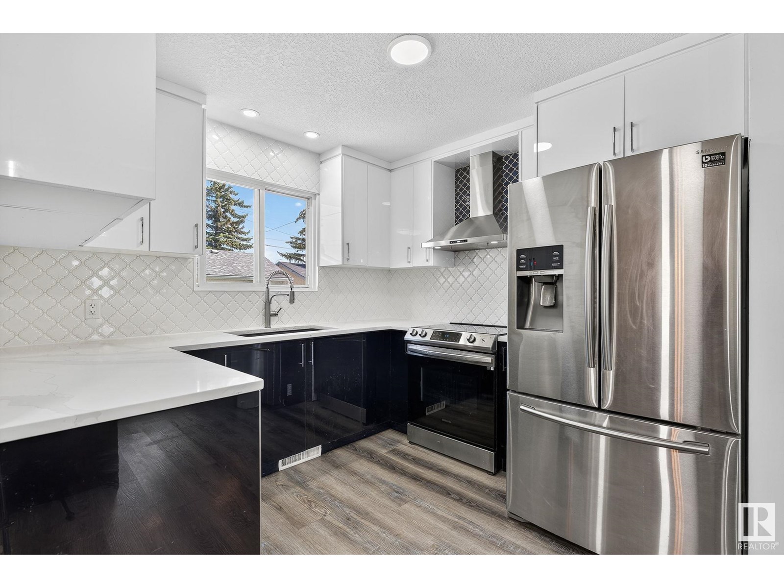 Photo 12 of 5216 97 A Av Nw, Edmonton AB