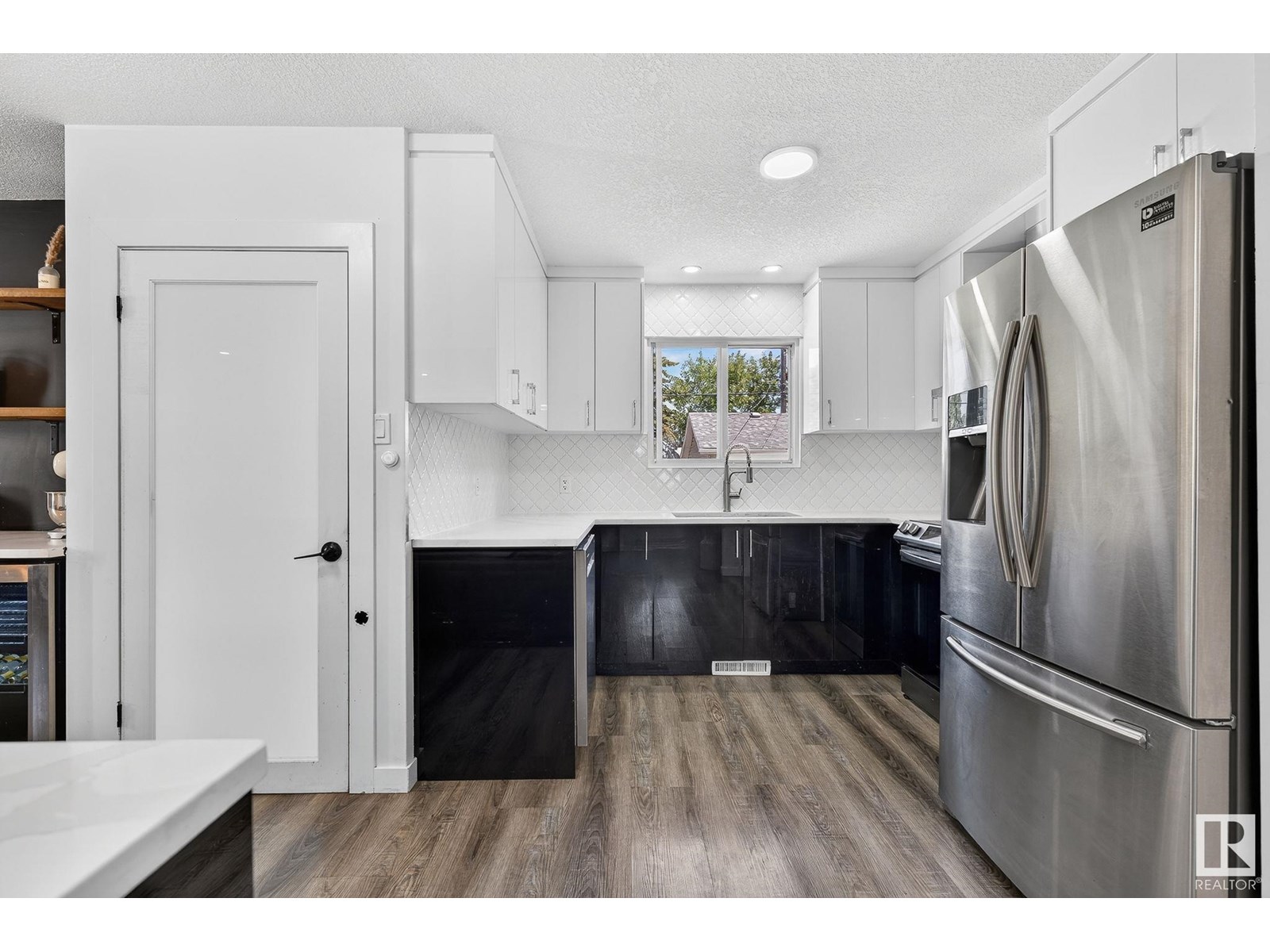 Photo 9 of 5216 97 A Av Nw, Edmonton AB