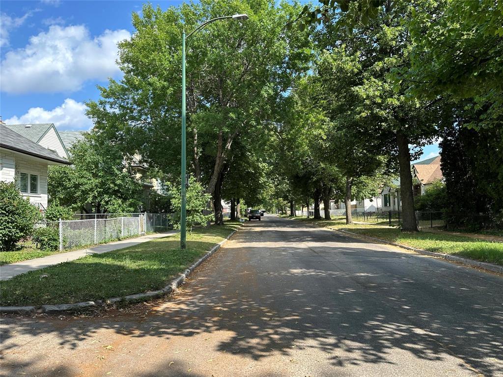 Photo 9 of 921 Winnipeg Avenue, Winnipeg MB