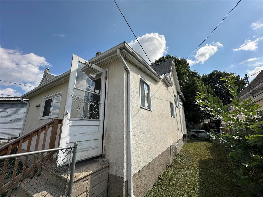 Photo 22 of 921 Winnipeg Avenue, Winnipeg MB