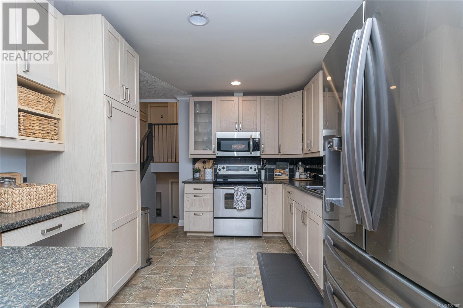 Photo 10 of 4508 Duart Rd, Saanich BC