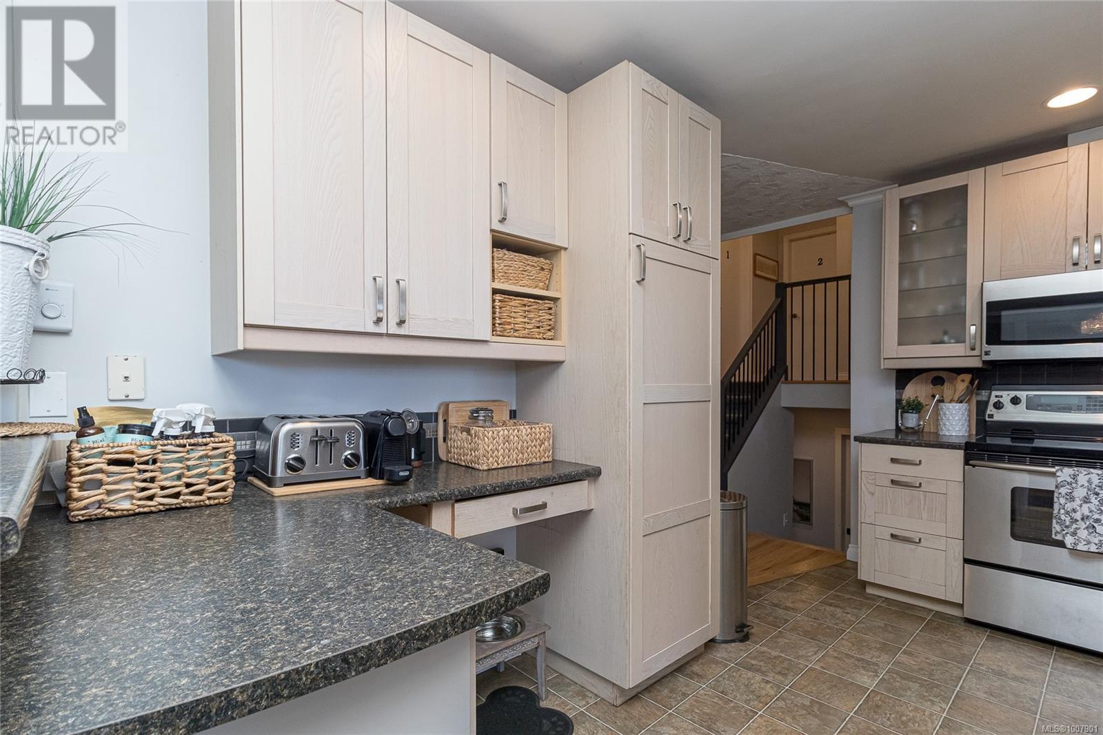 Photo 11 of 4508 Duart Rd, Saanich BC