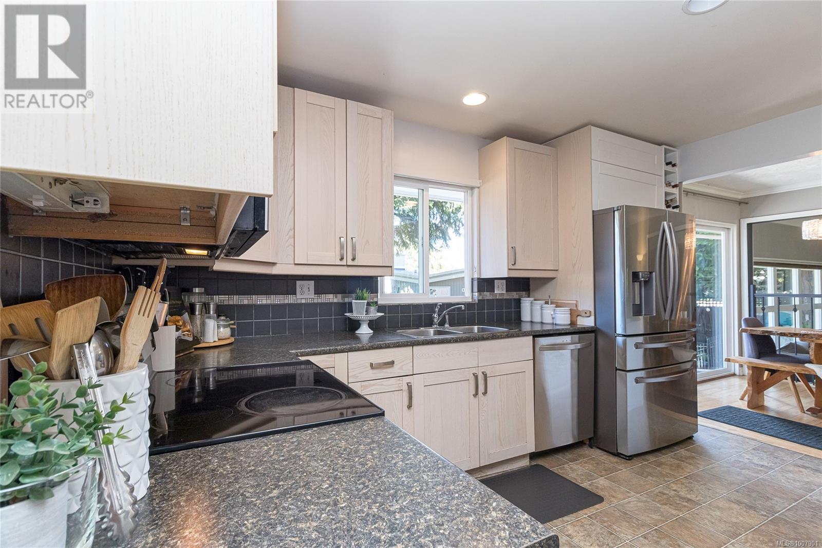 Photo 12 of 4508 Duart Rd, Saanich BC