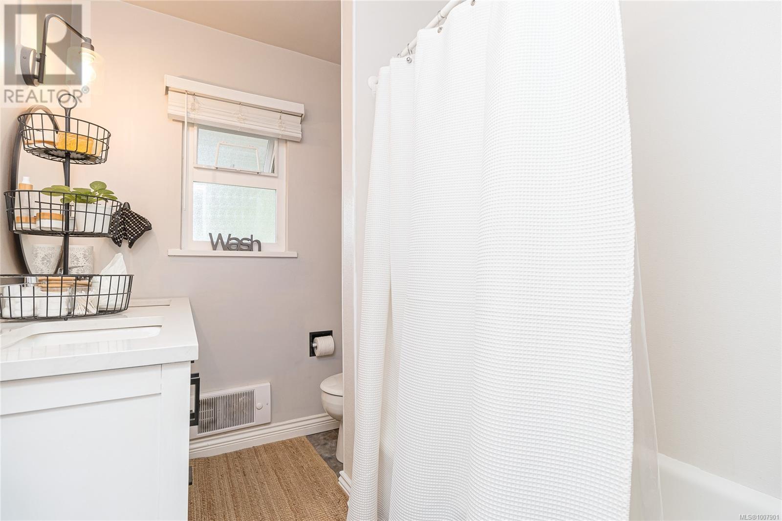 Photo 19 of 4508 Duart Rd, Saanich BC