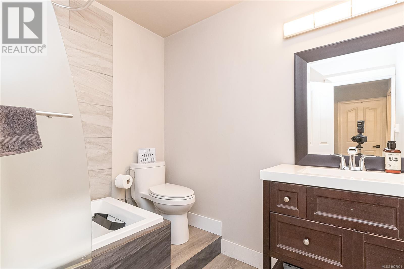 Photo 22 of 4508 Duart Rd, Saanich BC