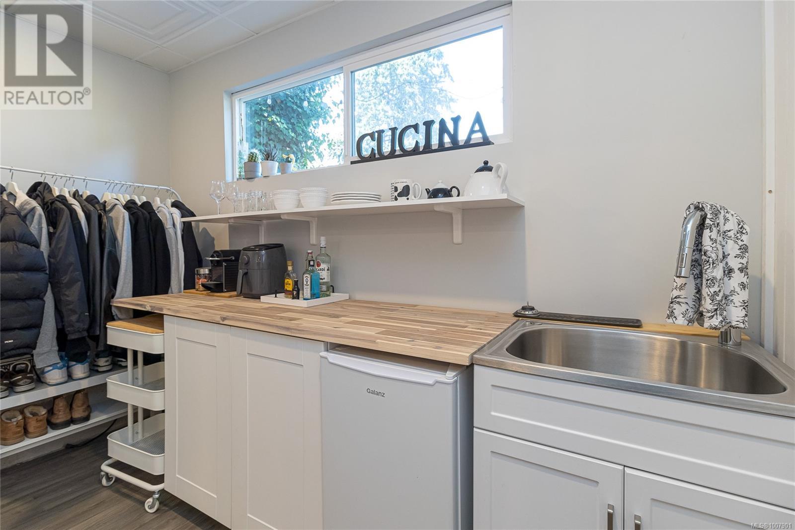 Photo 23 of 4508 Duart Rd, Saanich BC