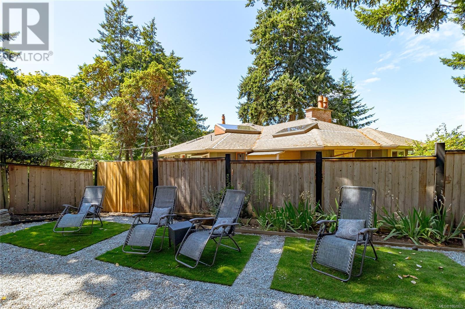 Photo 31 of 4508 Duart Rd, Saanich BC