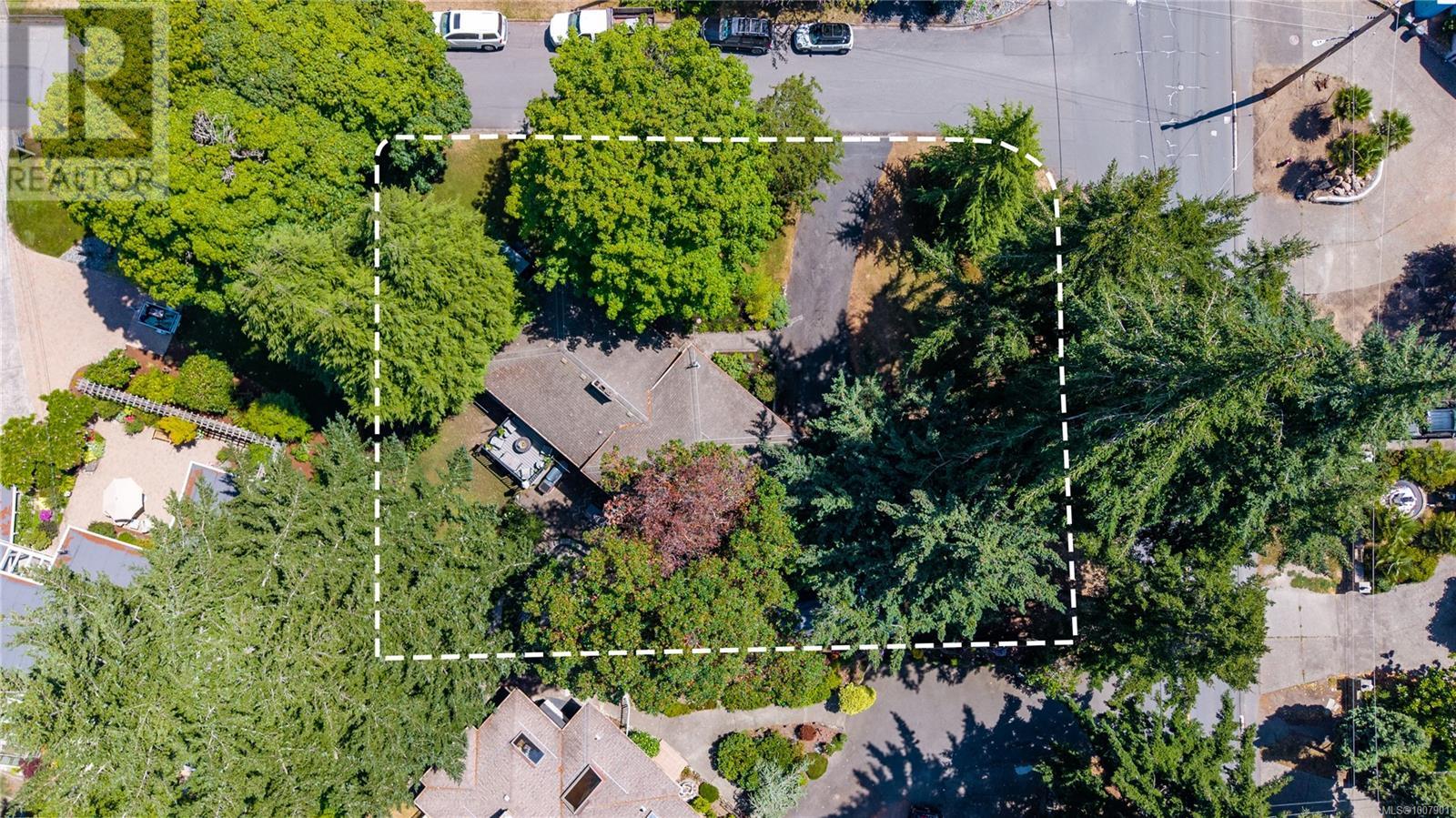 Photo 36 of 4508 Duart Rd, Saanich BC