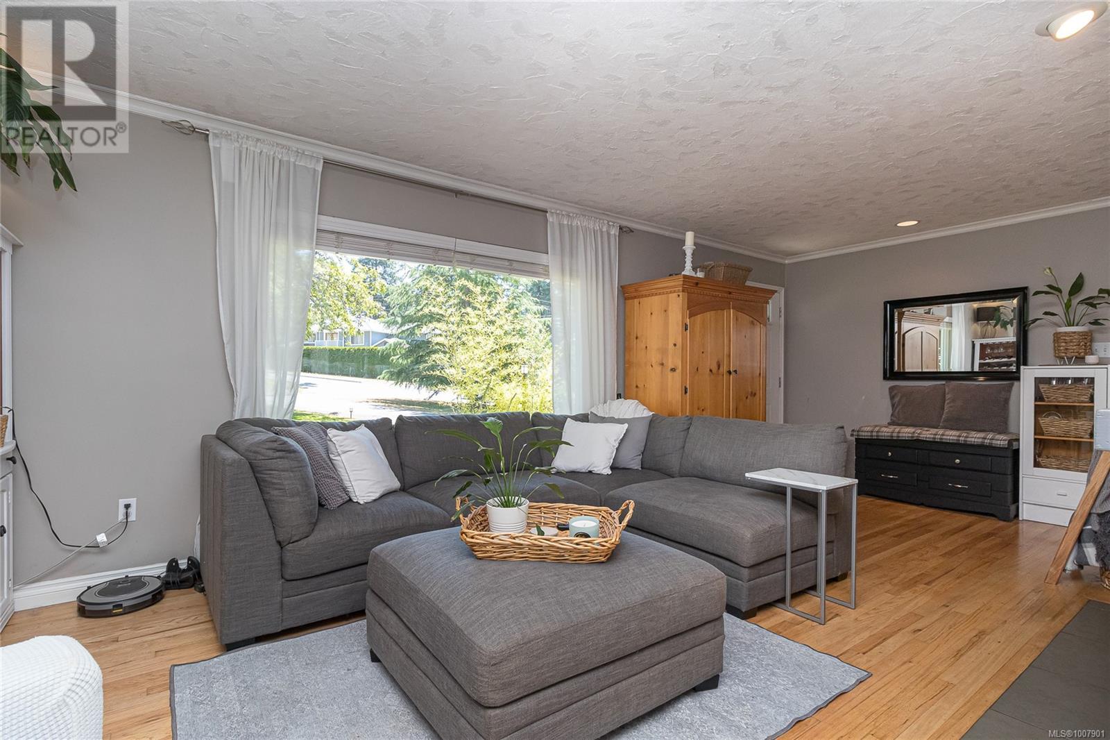 Photo 5 of 4508 Duart Rd, Saanich BC