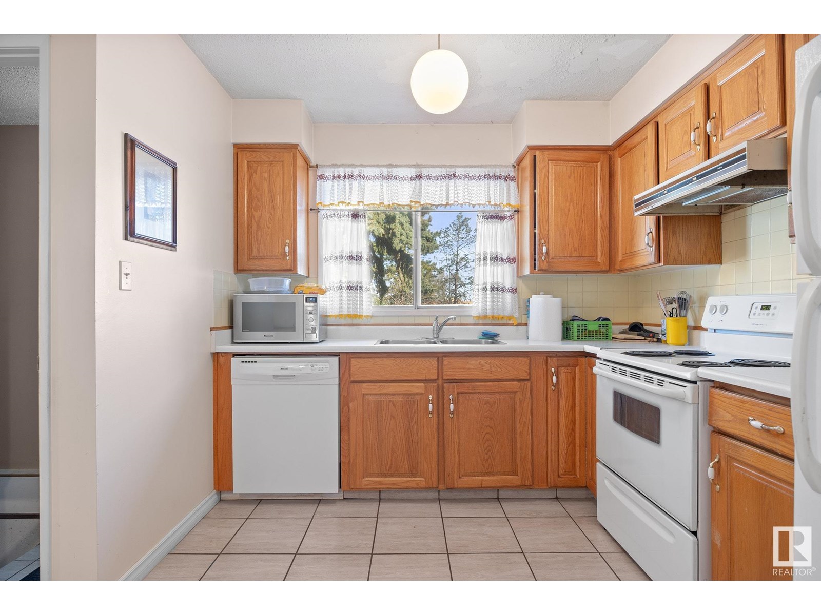 Photo 11 of 4112 136 Av Nw, Edmonton AB