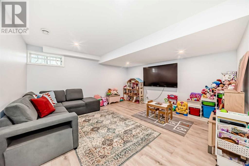 Single Family House for Sale in  Douglas Glen Park SE Douglasdale/Glen Calgary 