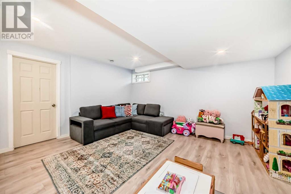 Single Family House for Sale in  Douglas Glen Park SE Douglasdale/Glen Calgary 