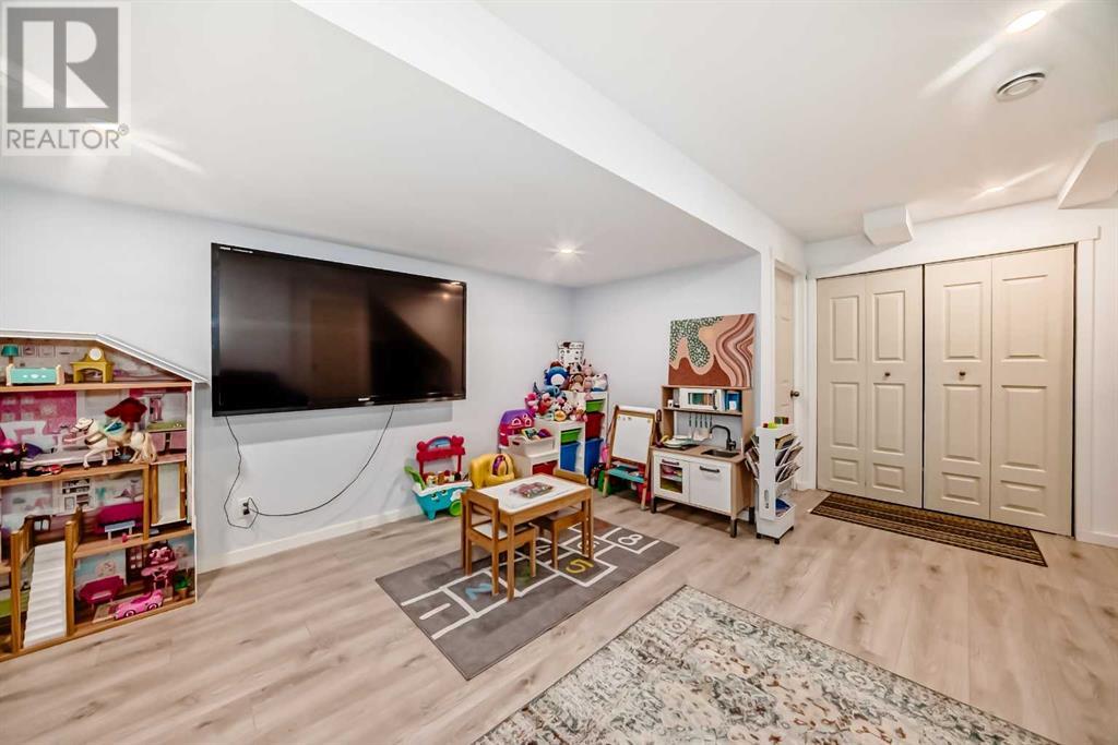 Single Family House for Sale in  Douglas Glen Park SE Douglasdale/Glen Calgary 