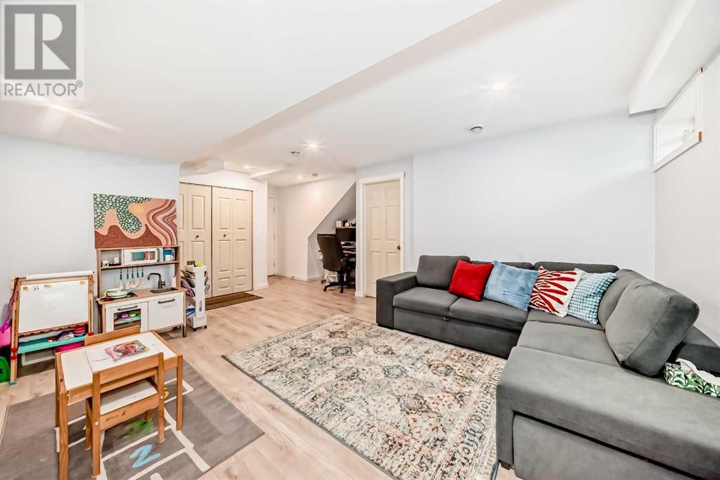 Single Family House for Sale in  Douglas Glen Park SE Douglasdale/Glen Calgary 