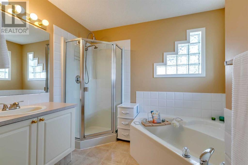 Single Family House for Sale in  Douglas Ridge Circle SE Douglasdale/Glen Calgary 