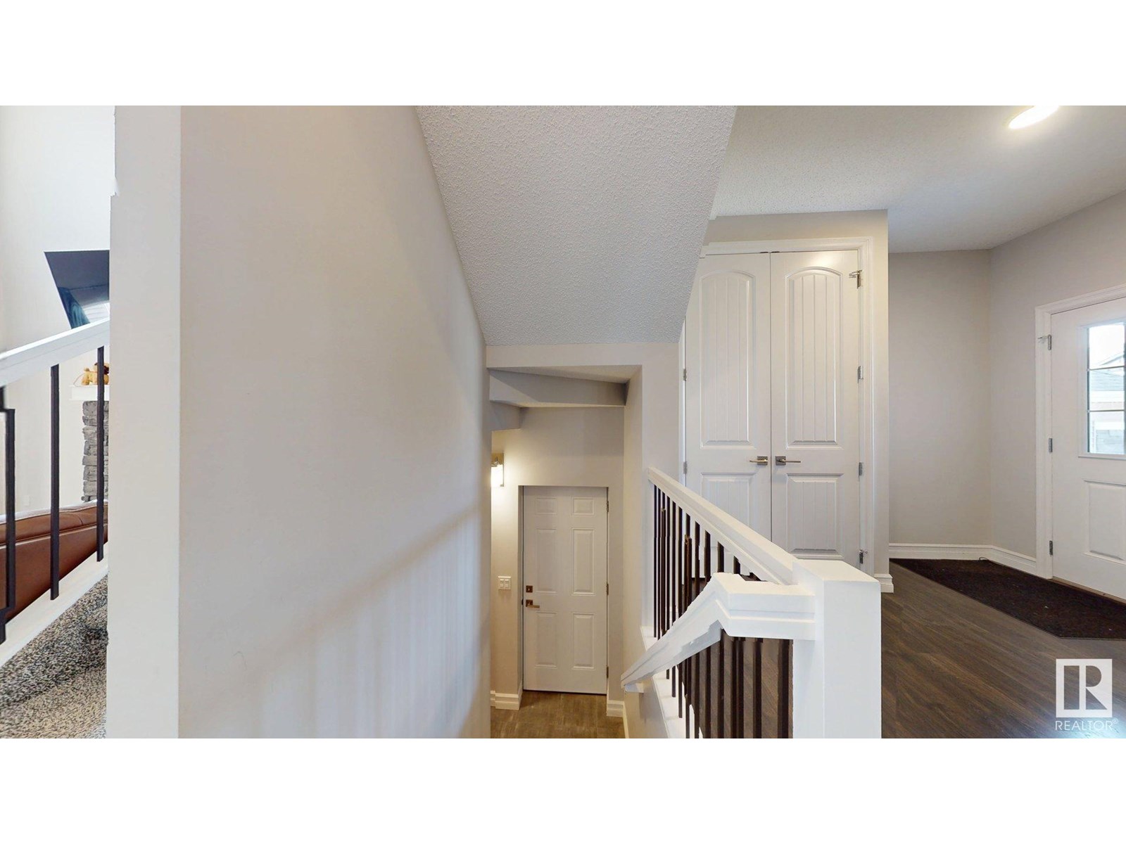 Photo 11 of 1245 26 A St Nw, Edmonton AB