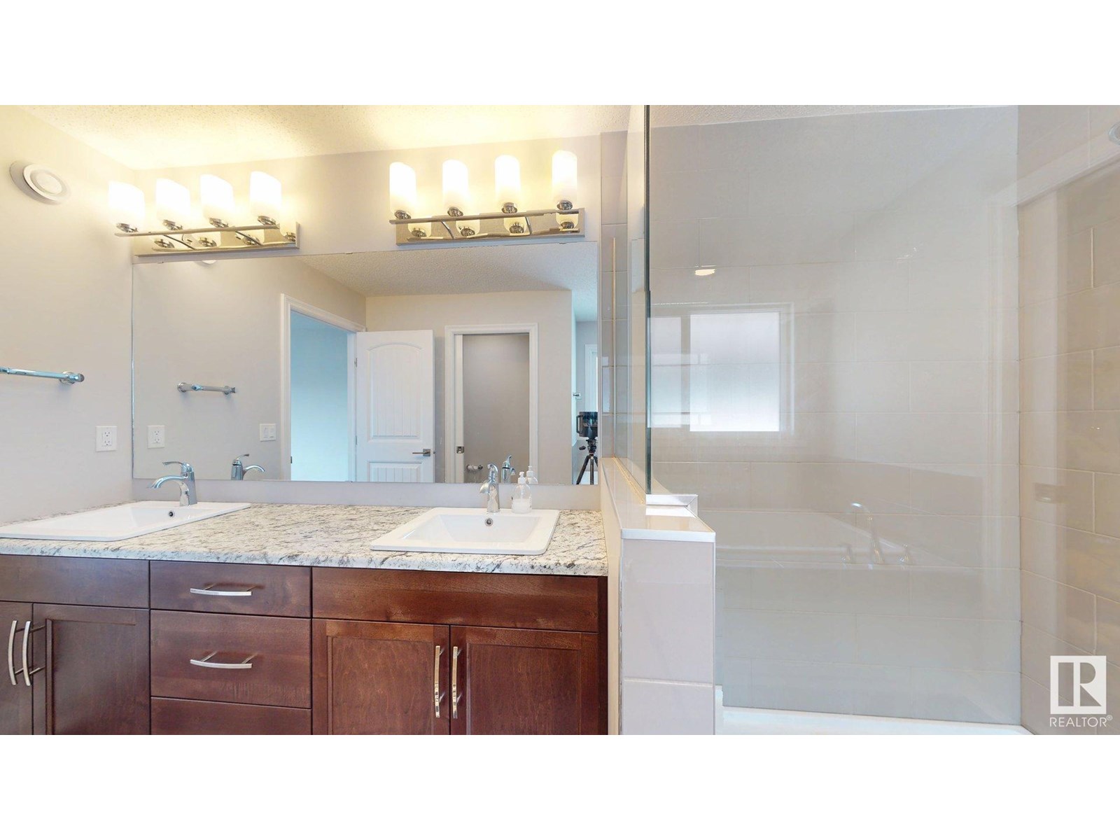 Photo 19 of 1245 26 A St Nw, Edmonton AB
