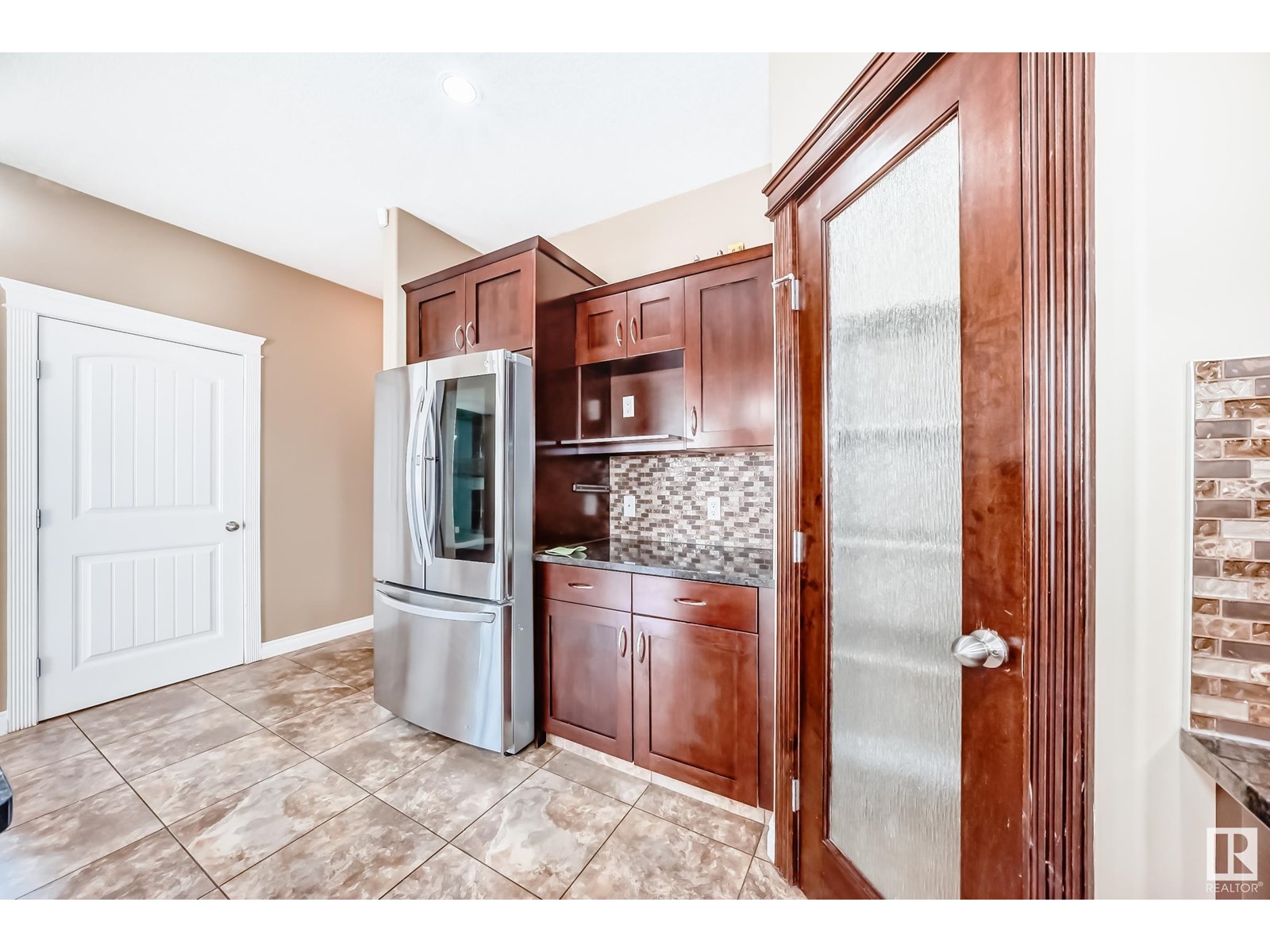 Photo 10 of 15143 32 St Nw, Edmonton AB