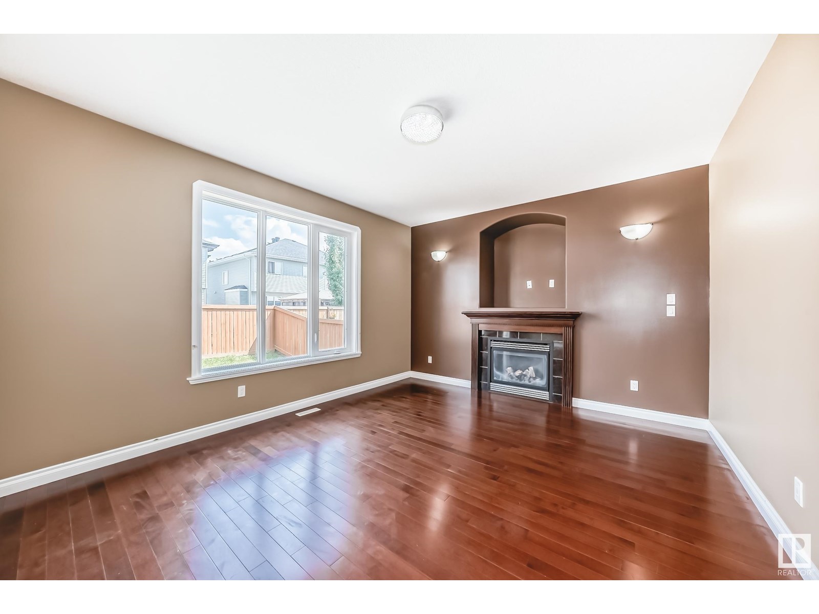 Photo 16 of 15143 32 St Nw, Edmonton AB