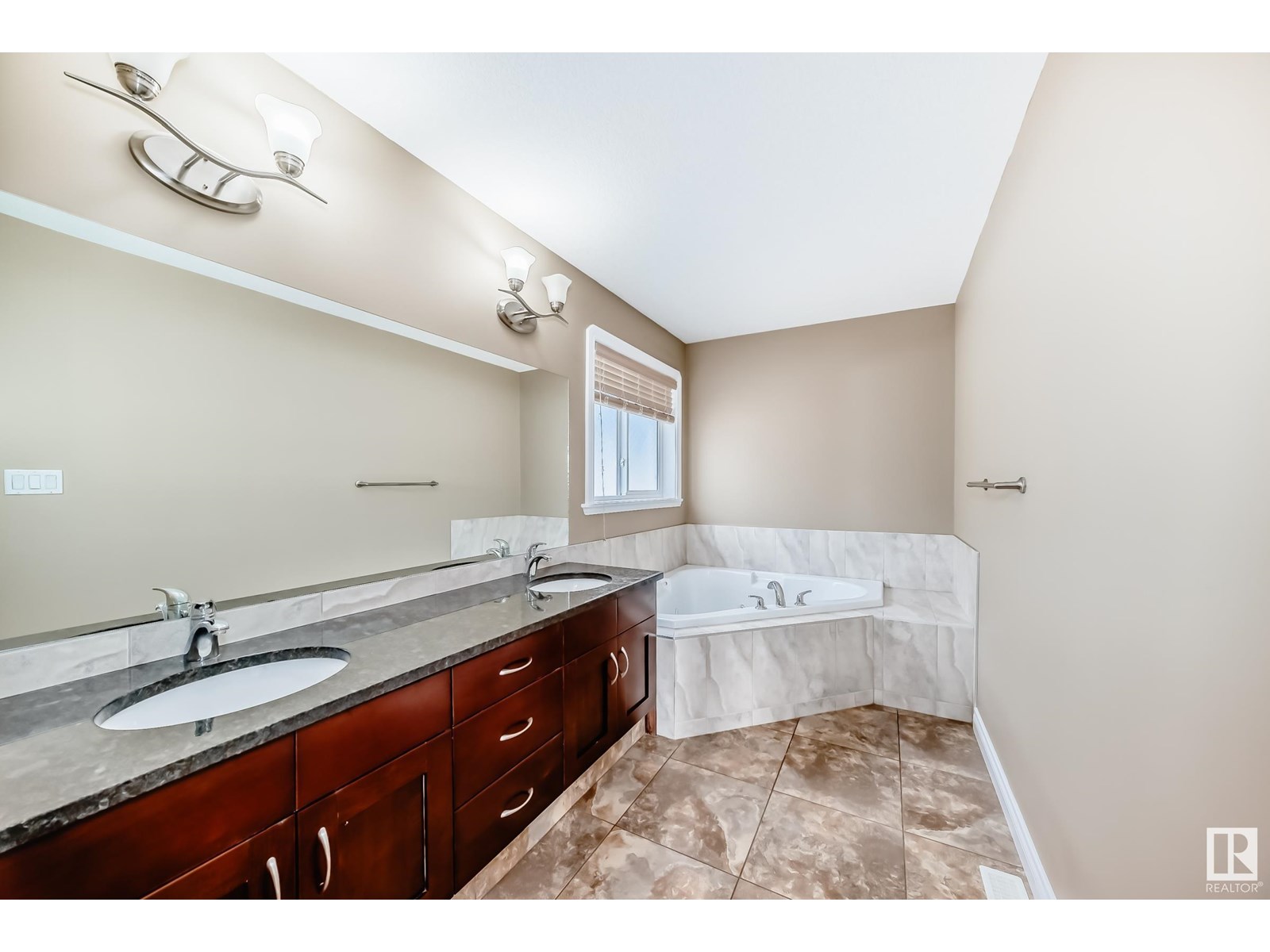 Photo 34 of 15143 32 St Nw, Edmonton AB